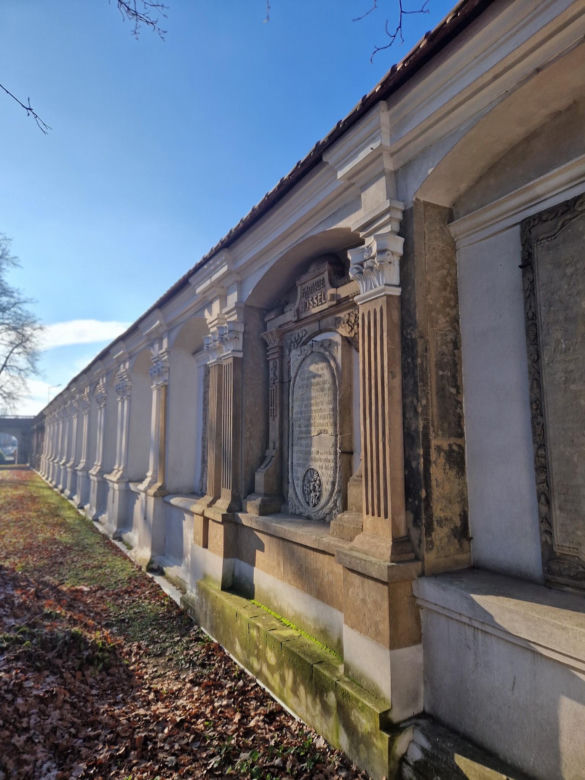 Remont muru kościelnego