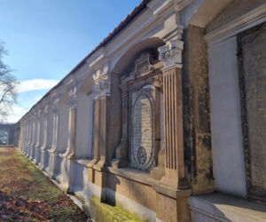 Remont muru kościelnego