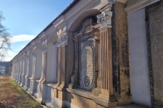 Remont muru kościelnego