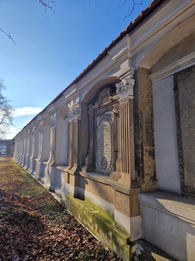 Remont muru kościelnego