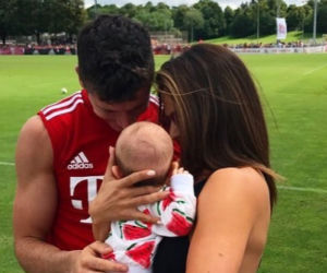 Anna i Klara Lewandowskie na treningu Bayernu