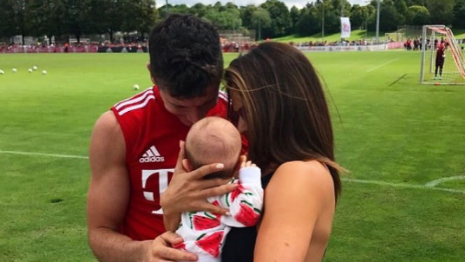 Anna i Klara Lewandowskie na treningu Bayernu