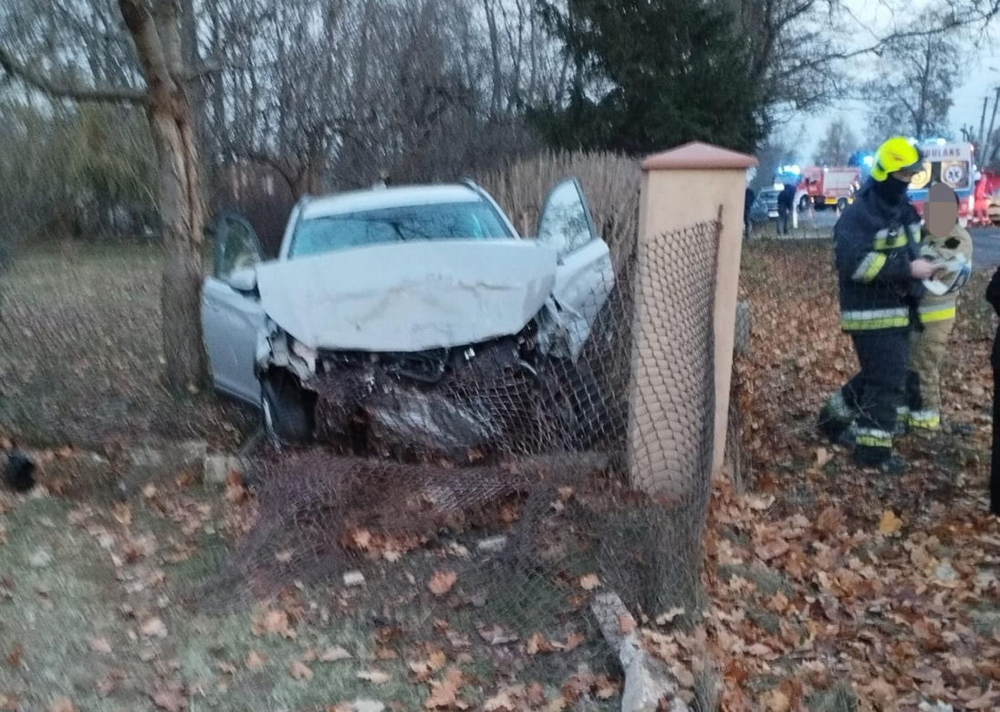 Śmiertelny wypadek pod Poddębicami. Nie żyje kierowca białego BMW, dwie osoby ranne [ZDJĘCIA]