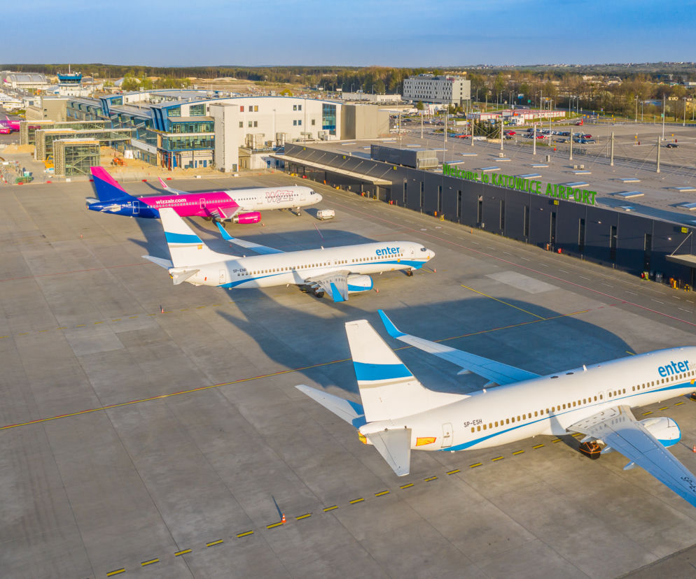 Samoloty nie latają, ale lotnisko Katowice Airport cały czas pracuje. Sznur uziemionych maszyn na płycie lotniska robi wrażenie. Zobaczcie [ZDJĘCIA]