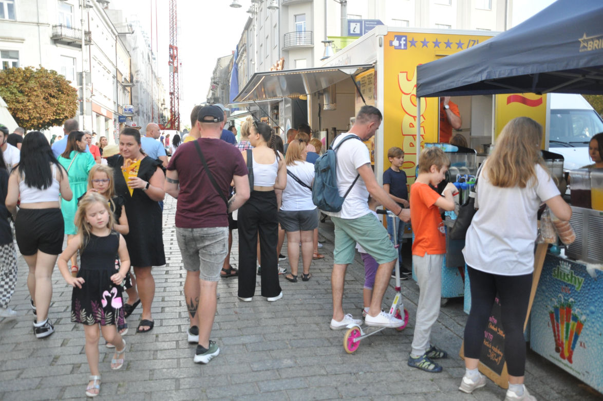 Ostatnia niedziela lata 2023 w Kielcach. Tłumy w centrum miasta