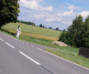 Młody mężczyzna szedł z krzyżem na ramieniu przez Ostaszewo