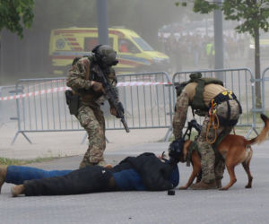 Ćwiczenia policyjnych kontrterrorystów w Warszawie