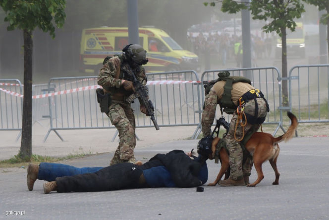 Ćwiczenia policyjnych kontrterrorystów w Warszawie