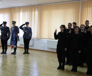 Ślubowanie policjantów w Bydgoszczy. Nasz region zasili 69 nowych funkcjonariuszy! [ZDJĘCIA]
