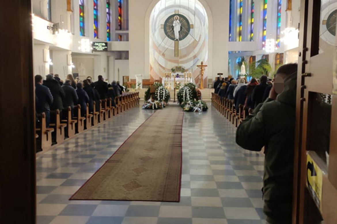Zaszlachtował żonę i rzucił się z balkonu. Dziś wspólne pożegnanie Agnieszki i Roberta