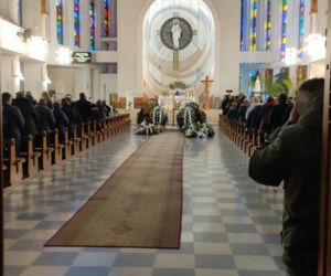 Zaszlachtował żonę i rzucił się z balkonu. Dziś wspólne pożegnanie Agnieszki i Roberta