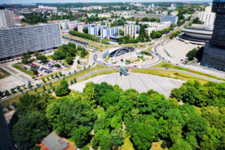 Był lekki i przeszklony, ale miał pecha: stoi na najlepszej działce w mieście. Najpierw zabrali mu patio. Teraz ma tu powstać wieżowiec