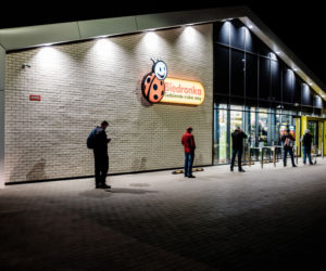 Wielkie kolejki do sklepów przed Wielkanocą