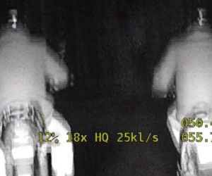 Pędzili na motorowerach do dziewczyny. Wpadli, bo jeden z nich zapomniał o światłach [WIDEO]