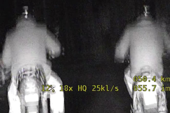 Pędzili na motorowerach do dziewczyny. Wpadli, bo jeden z nich zapomniał o światłach [WIDEO]