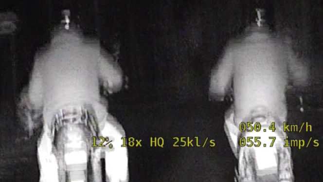 Uciekali przed policją na motorowerach. Wpadli przez brak świateł