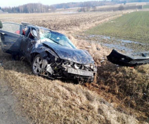 Podlaskie: Honda wjechała do do rowu. Pasażerka zakleszczona w samochodzie