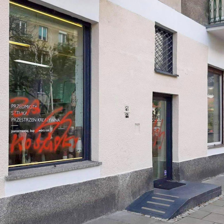 Nazistowskie symbole na placu, na Bielanach