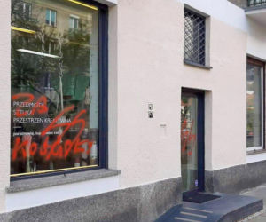 Nazistowskie symbole na placu, na Bielanach