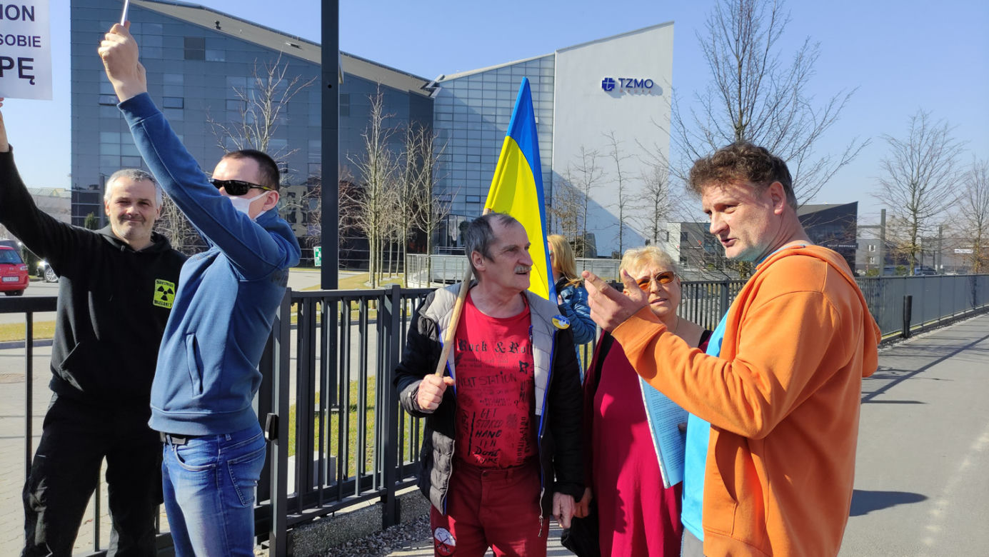 Protest pod siedzibą TZMO. Co dalej z Toruńskimi Zakładami Materiałów Opatrunkowych w Rosji?
