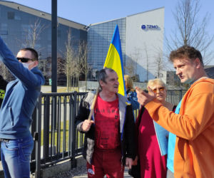 Protest pod siedzibą TZMO. Co dalej z Toruńskimi Zakładami Materiałów Opatrunkowych w Rosji?