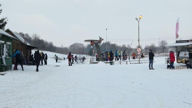 Tłumy narciarzy w bydgoskim Myślęcinku. Byliśmy na Stefanowym Stoku