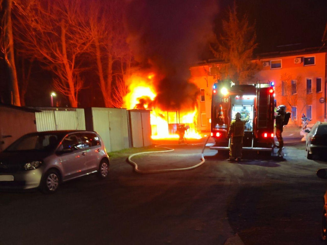 W Czeladzi grasował seryjny podpalacz. Spłonęło 11 wiat śmietnikowych. W sprawie zatrzymano 38-latka