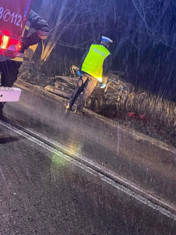 Makabra pod Lipskiem. Renault dachował i roztrzaskał się na drzewie