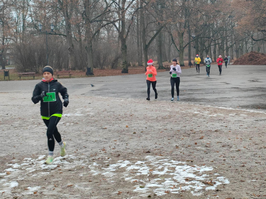 Przedświąteczne zawody sportowe. Łodzianie biegają i pomagają