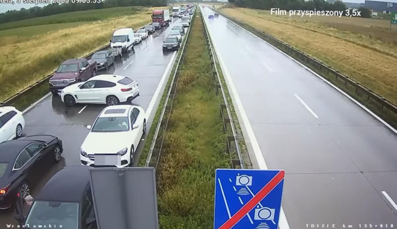 Jechali na A4 pod prąd "korytarzem życia". Namierzyła ich policja.
