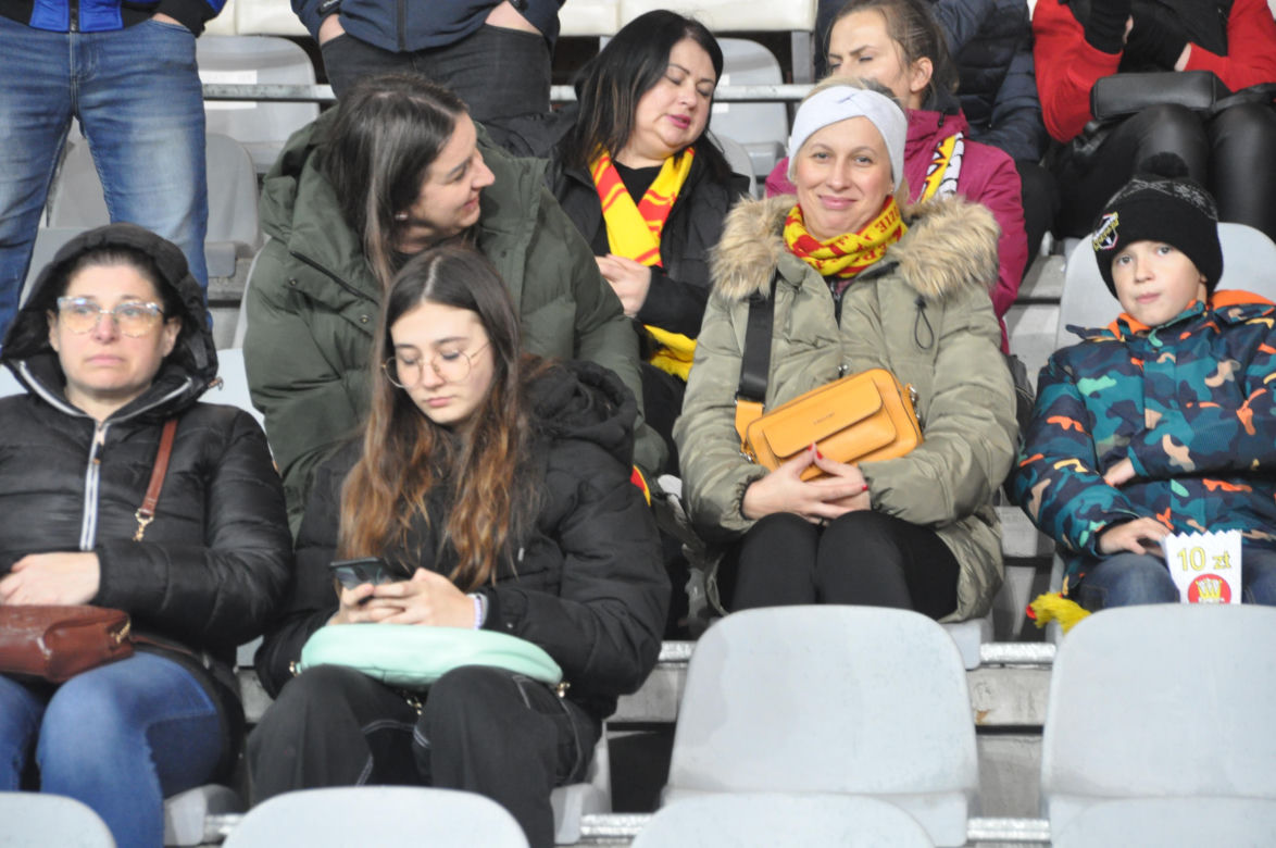 Żółto-czerwono na Suzuki Arenie! Zdjęcia kibiców na meczu Korona Kielce - Jagiellonia Białystok