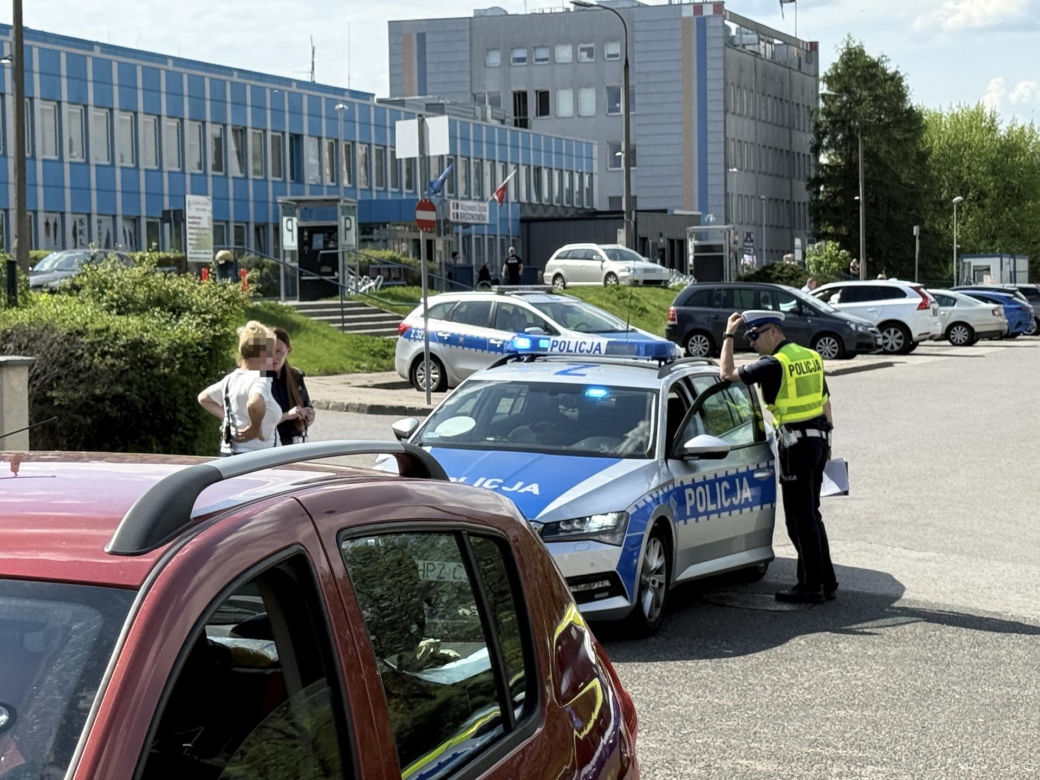 Kolizja na szpitalnym parkingu w Warszawie. Alkomat oszalał! Kierująca miała prawie 4 promile 