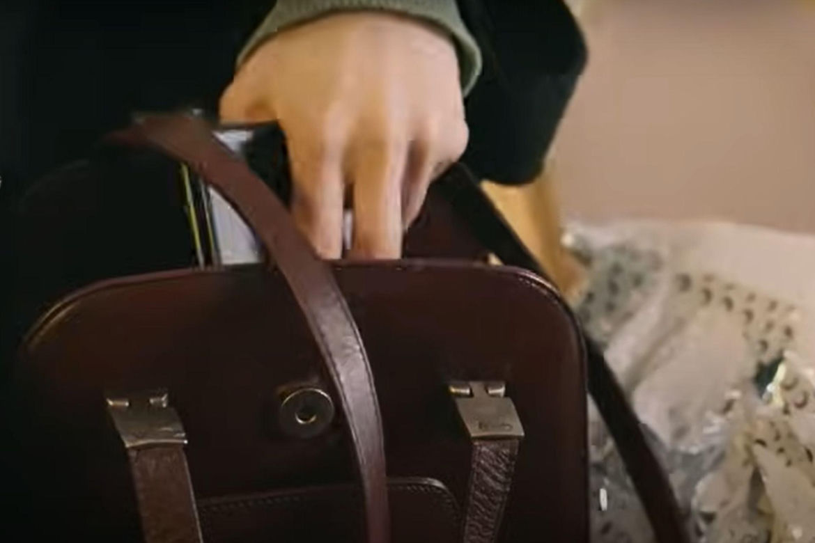 Wykorzystując chwilę nieuwagi, dziewczyna chowa telefon Orhana 