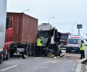Potworny wypadek na trasie S8. Kabina cysterny zmiażdżona!