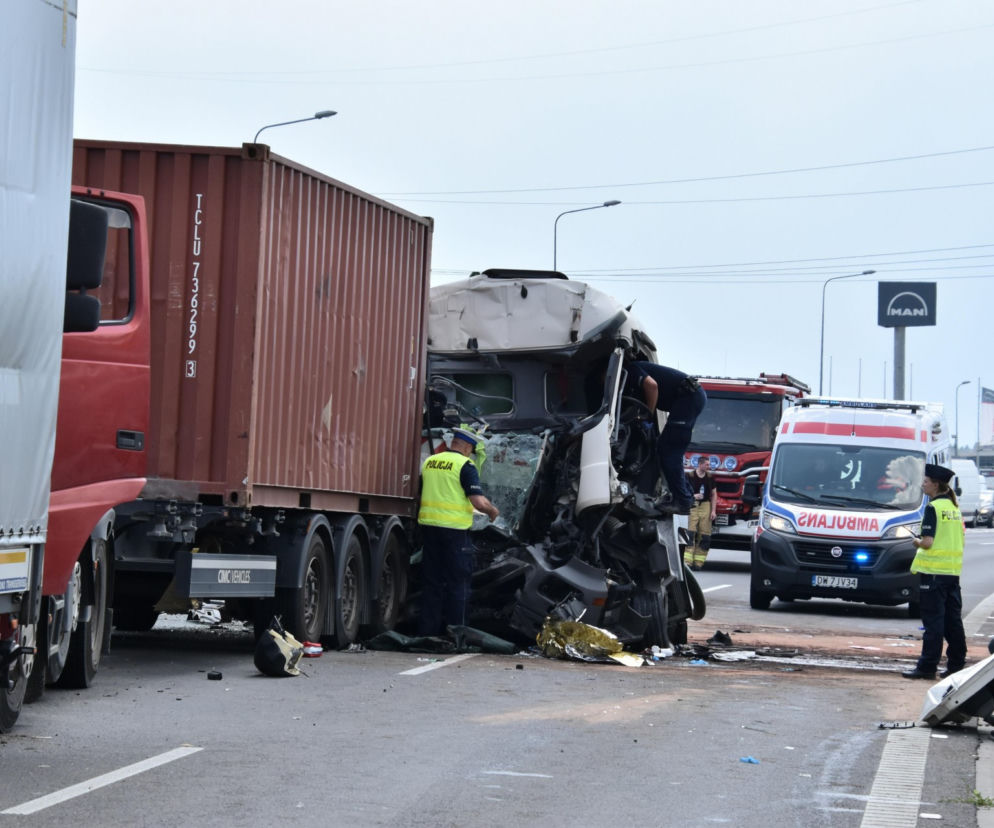 Potworny wypadek na trasie S8. Kabina cysterny zmiażdżona!