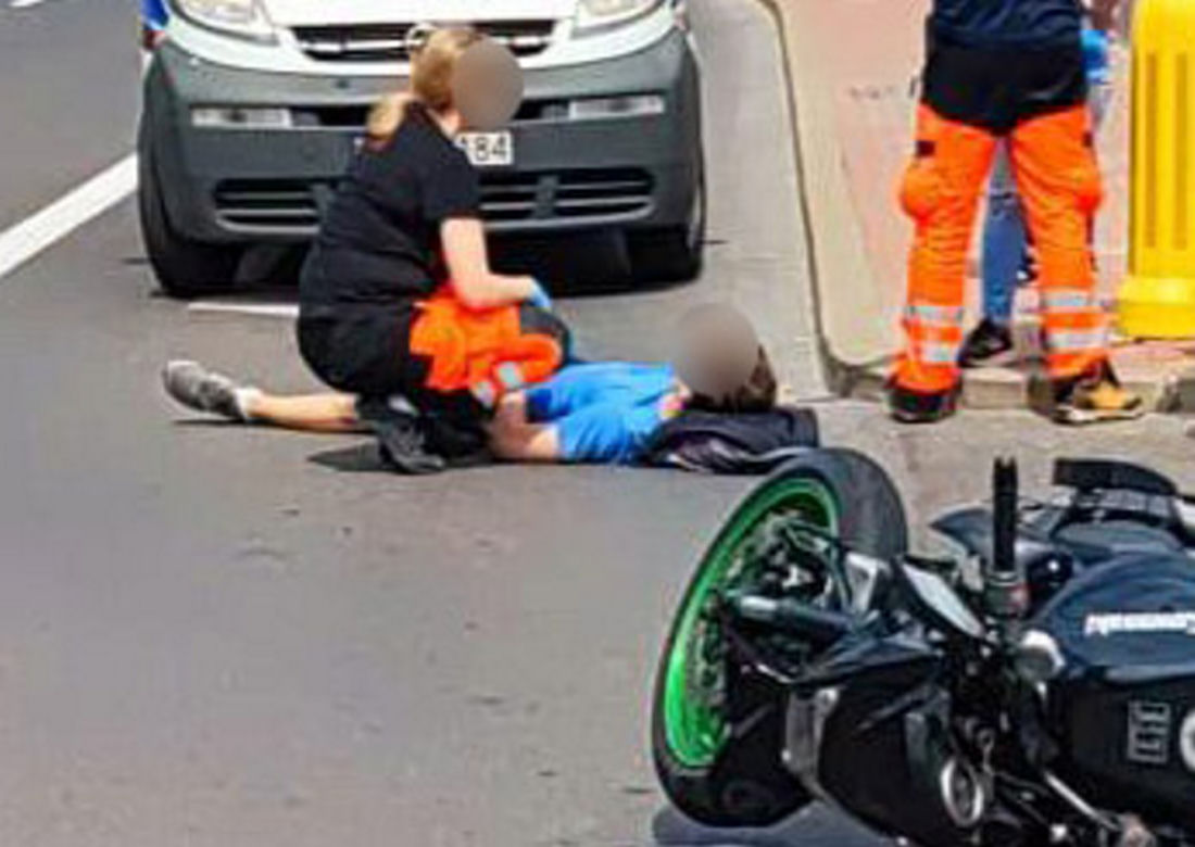 Zderzenie motocykla z samochodem osobowym. Kierowca jednośladu trafił do szpitala
