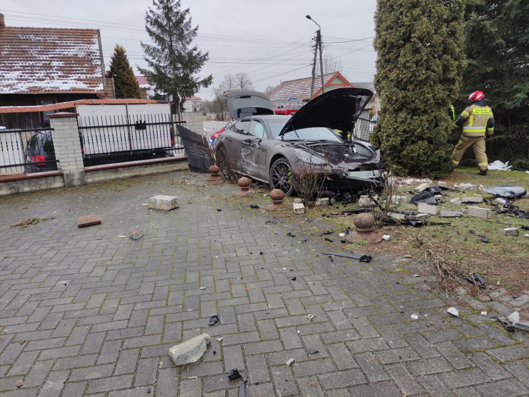 Luszowice. Porsche wypadło z drogi i przebiło ogrodzenie plebanii