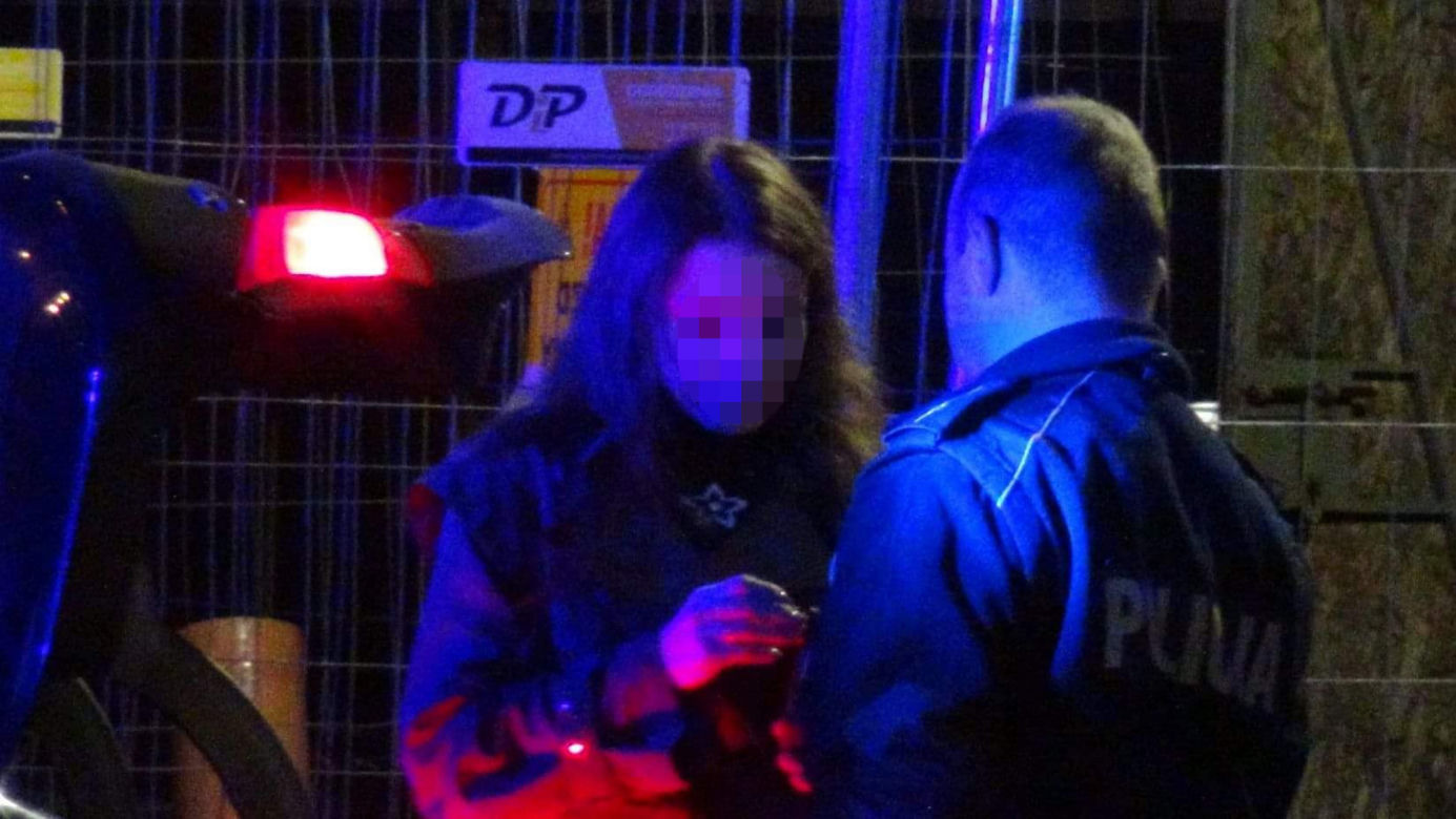 Pijana policjantka wiozła autem dzieci. Jej samochód wylądował na boku. Funkcjonariuszka została zawieszona