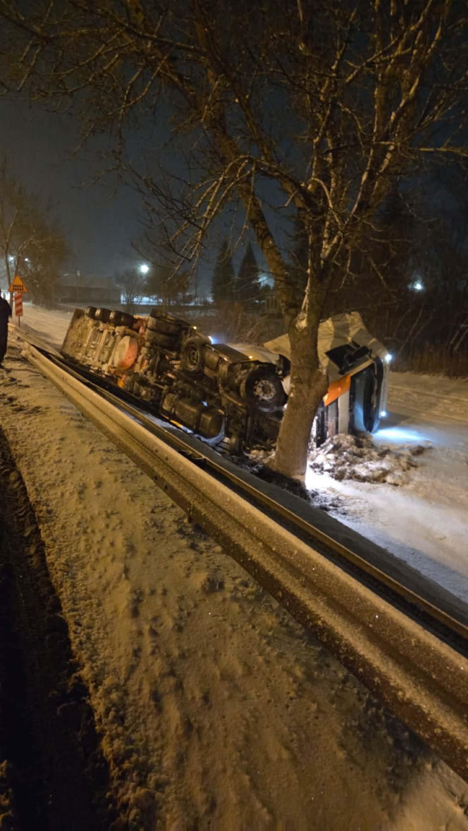 Przewrócona cysterna z gazem na DK-19 w Sarnakach