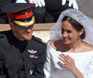 KSIĄŻĘ HARRY I MEGHAN MARKLE W KARECIE - TŁUMY.