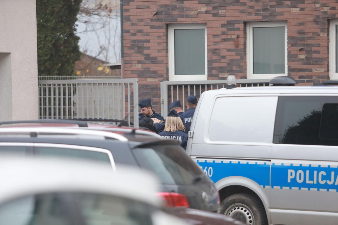 Brutalne morderstwo w Mławie. Odciął swojej siostrze głowę dwoma nożami. Jej ciało znalazły malutkie dzieci