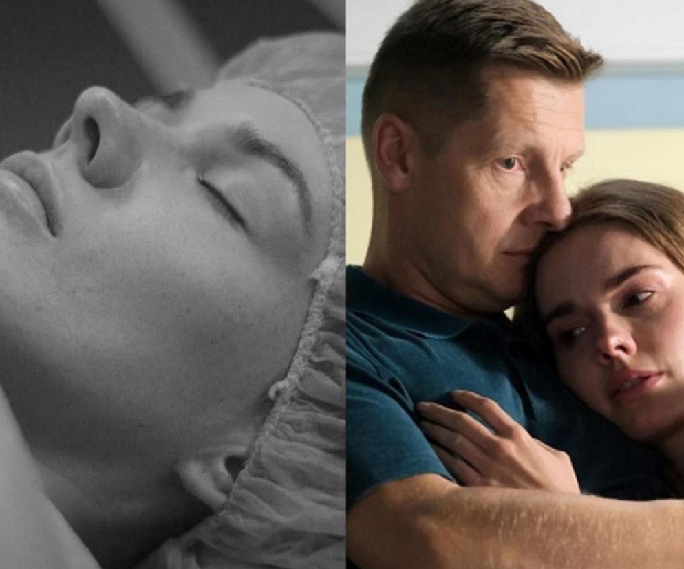 Aktorka Dominika Kachlik jako Franka w czarno-białym ujęciu, leżąca z zamkniętymi oczami w czepku medycznym, obok Rafał Mroczek jako Paweł obejmujący Frankę, która ma łzy w oczach. Sceny z serialu M jak miłość dostępne na Super Seriale.