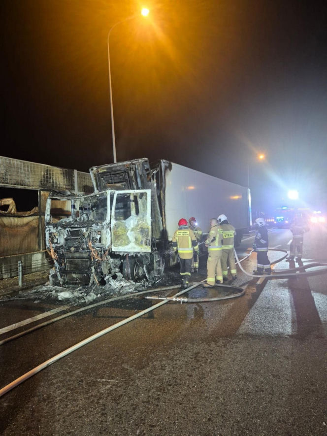 Pożar ciężarowego samochodu na trasie S7 w Tokarni