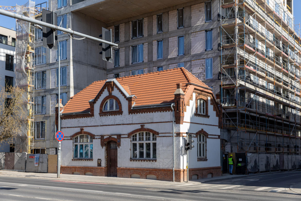 Blok z dziurą na dom. Oto najbardziej kontrowersyjna budowa w Polsce? Kapitanat Garbary w Poznaniu