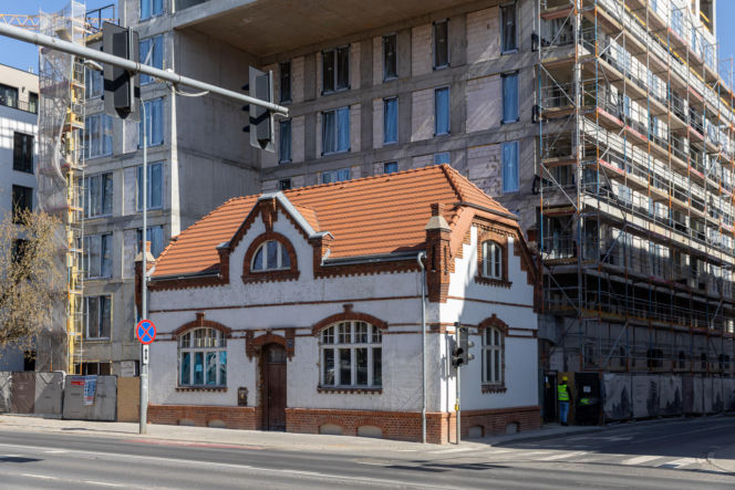 Blok z dziurą na dom. Oto najbardziej kontrowersyjna budowa w Polsce? Kapitanat Garbary w Poznaniu