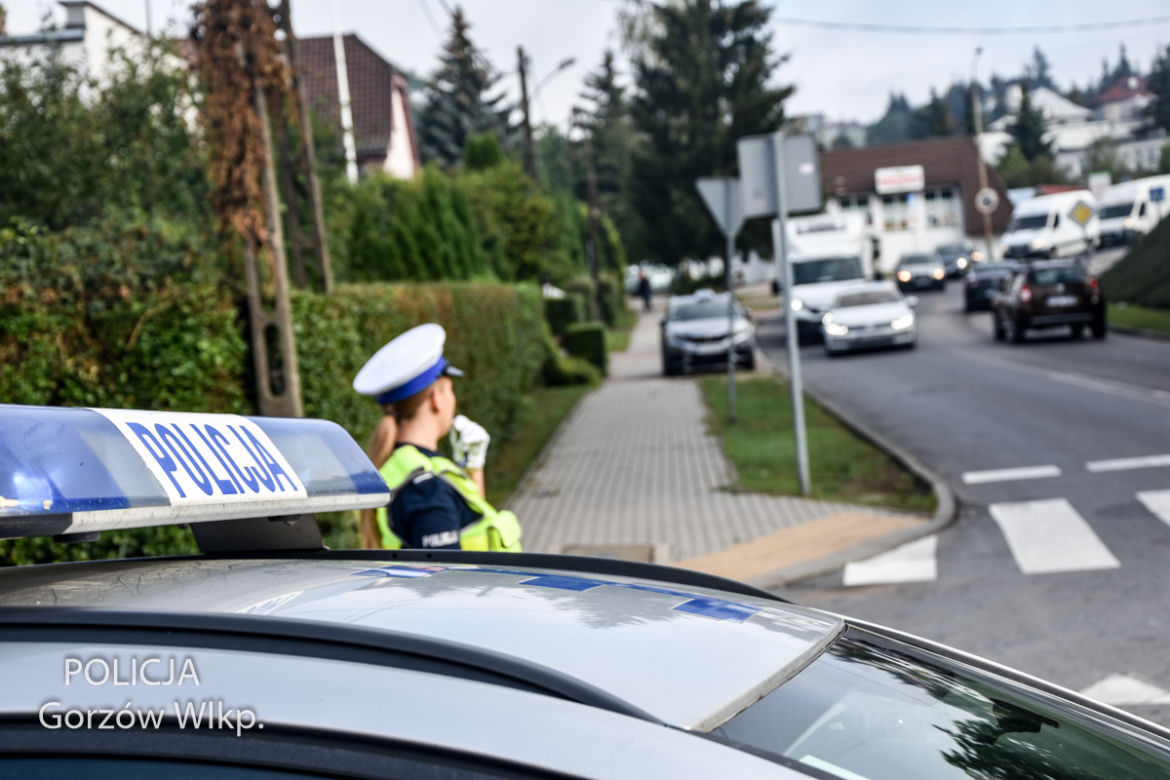 Policjanci pomagają kierowcom po nawałnicy, która przeszła przez Gorzów