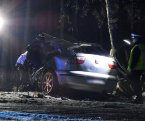 Uciekał seatem przed policją. Gonili go przez dwa powiaty. Zginął na drzewie