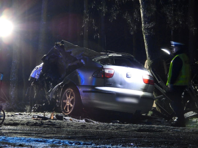 Uciekał seatem przed policją. Gonili go przez dwa powiaty. Zginął na drzewie