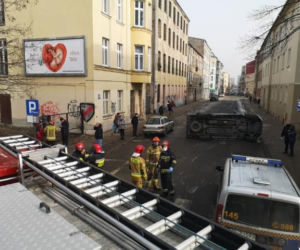 Groźny WYPADEK na 6 Sierpnia. SAMOCHÓD PRZEWRÓCONY NA BOK