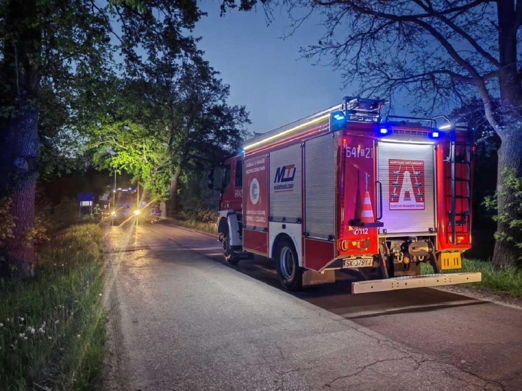 Tragedia w Tychach. Volkswagen wbił się w drzewo! Kierowca nie miał szans